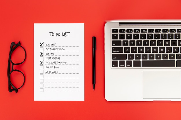 PSD ノートパソコンとto doリストのあるデスク表面の上面図