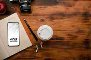 PSD 素朴なテーブルの上のスマートフォンのモックアップとノートブックの上面図