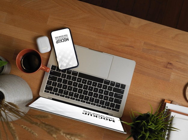 PSD ラップトップ、スマートフォンのモックアップとワークスペースの上面図