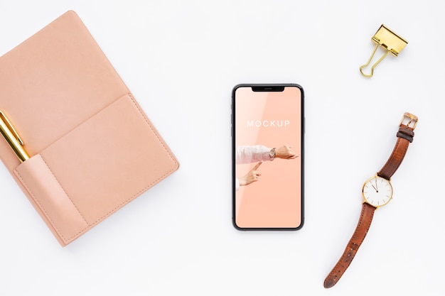 Mock-up del telefono con vista dall'alto vicino all'orologio