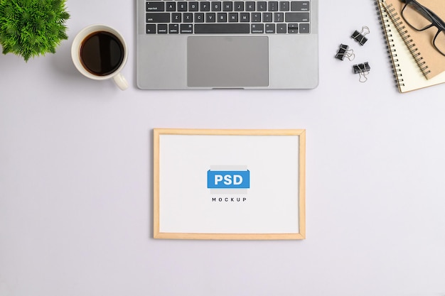 PSD Рамка плаката вид сверху на офисном столе
