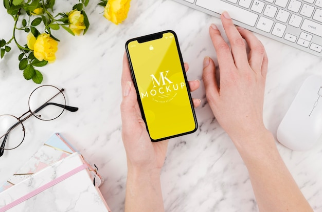 PSD 花とキーボードで平面図のスマートフォンのモックアップ