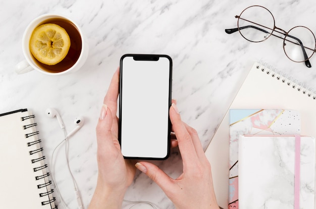 PSD top view smartphone mock-up with tea and glasses