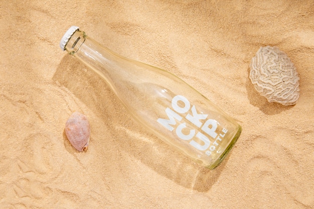 ビーチでのトップビューのソーダボトル