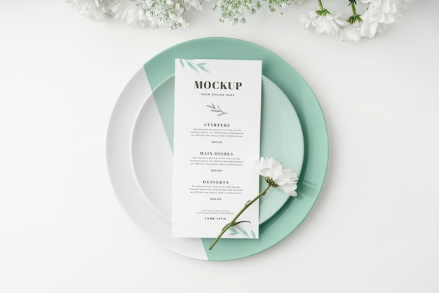 Vista dall'alto della disposizione dei tavoli con fiori primaverili e menu mock-up