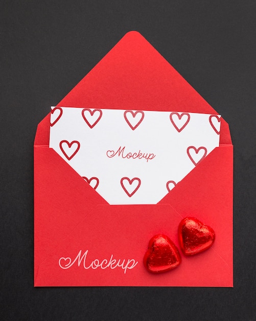 PSD lettera mock-up di san valentino con caramelle vista dall'alto