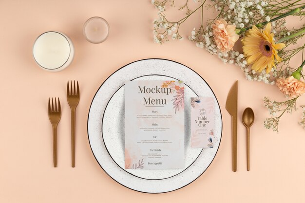 Vista dall'alto sul mockup del menu di nozze