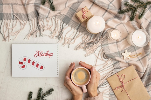 PSD composizione hygge invernale vista dall'alto con mock-up di carte