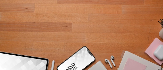 PSD top view of wooden table with smartphone mockup