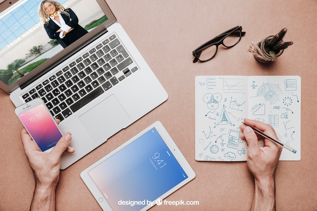 PSD mockup dell'area di lavoro vista dall'alto con le mani