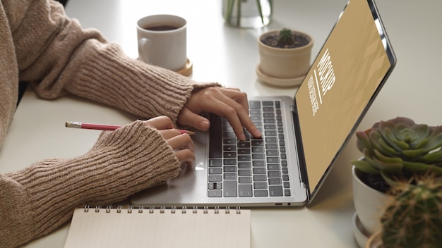 Vista dall'alto dell'area di lavoro con mockup di laptop