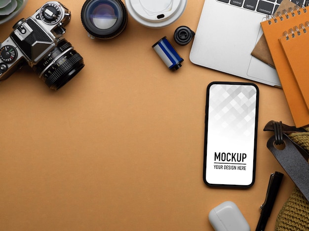 スマートフォンのモックアップとワークスペースの上面図