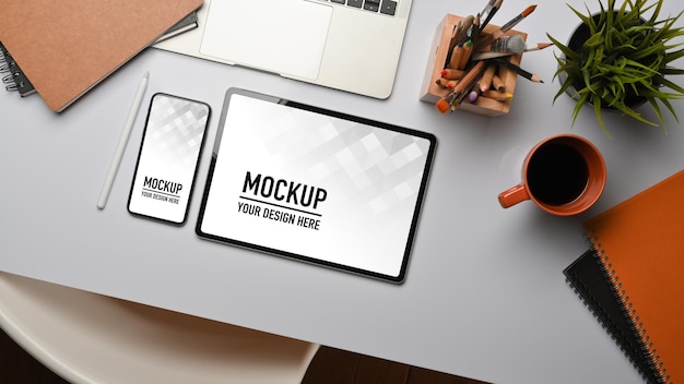 タブレットとスマートフォンのモックアップで作業台の上面図