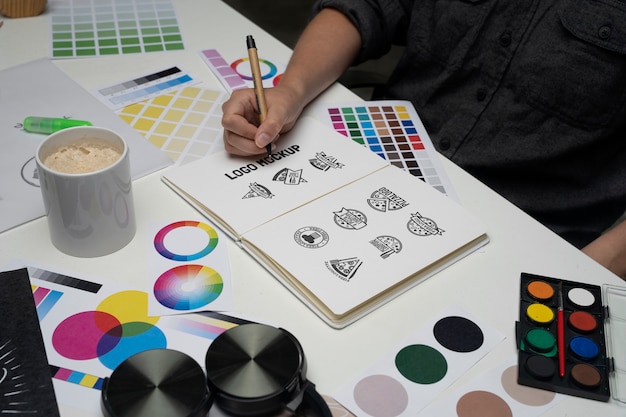 Topputsikt over logodesignprosess