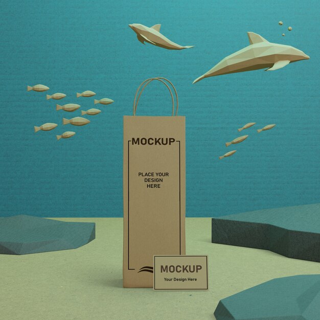 Torba papierowa i podwodne życie morskie z makietą