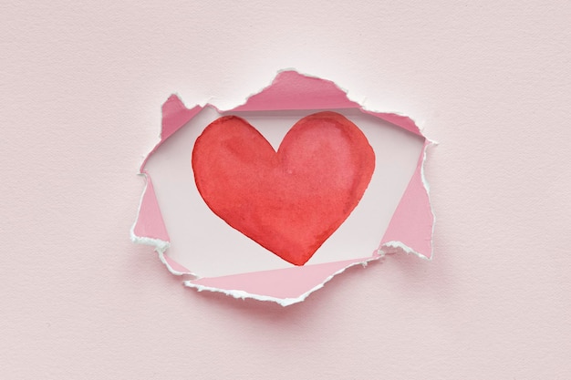 Mockup di carta strappata con un cuore