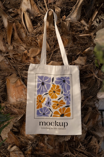 PSD tote bag mockup in de natuur