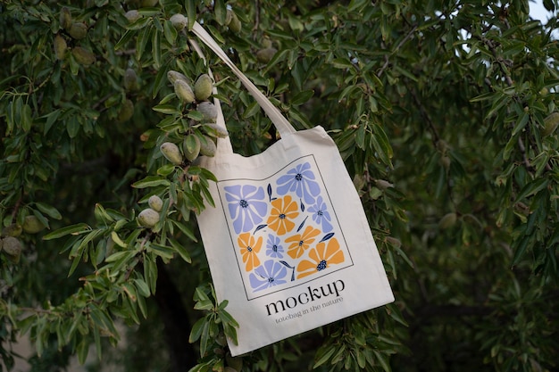 PSD tote bag mockup in de natuur