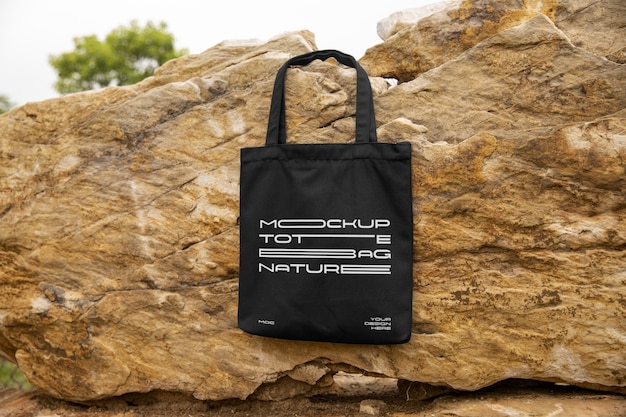 PSD tote bag mockup in de natuur