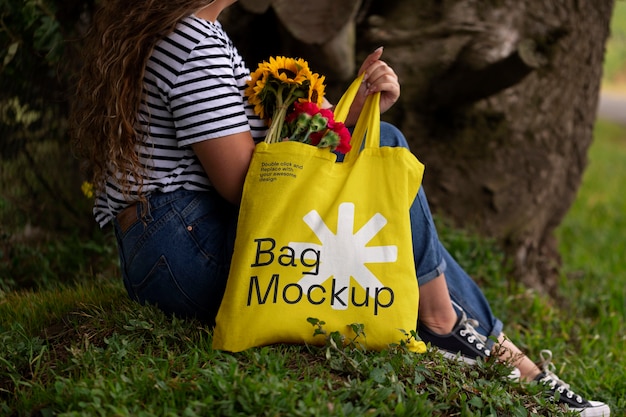 Tote zak mockup in de natuur