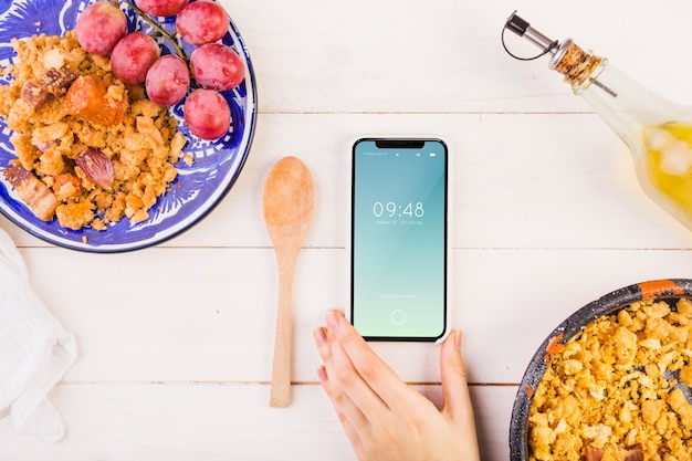 Mockup di cibo tradizionale spagnolo con smartphone