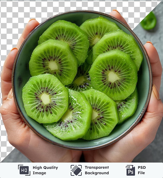 PSD sfondo trasparente psd primo piano del piatto nelle mani femminili ragazza donna che mangia fette di kiwi frutta tropicale isolato su bianco dieta sana e nutrizione riprese in studio