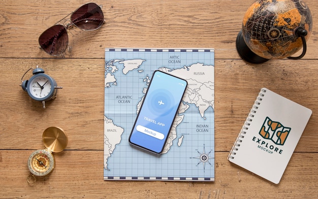 Concetto di viaggio con mockup di telefono