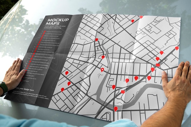PSD Карта путеводителя, которую держит человек в отпуске