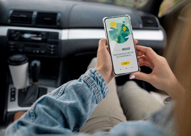PSD viaggiatore che tiene uno smartphone mock-up