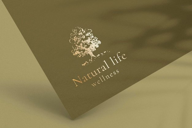 Макет логотипа дерева, прессованная золотая бумага для оздоровительного бизнеса psd