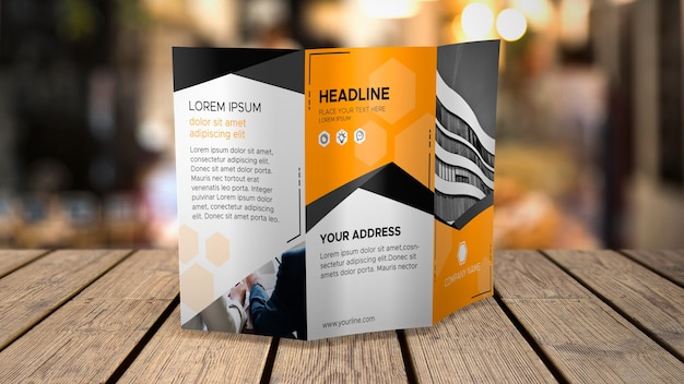 PSD mockup di brochure a tre ante su tavolo