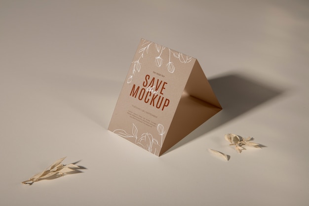 Mockup di inviti di nozze a tre ante