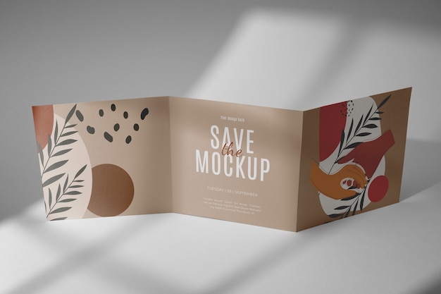 Mockup di inviti di nozze a tre ante