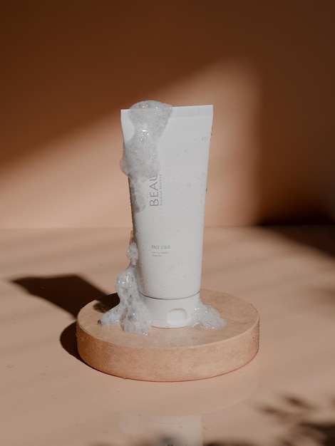 Tube-model van een esthetisch huidverzorgingsproduct met artistieke verlichting 08