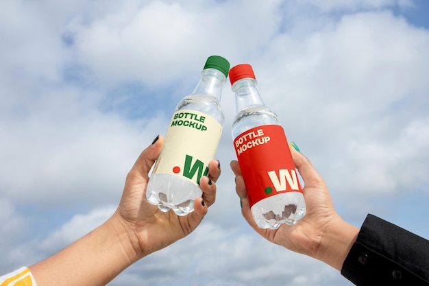 Twee fles in de hand mockups