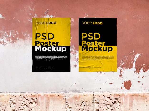 Twee gelijmd en verfrommeld poster mockup op grunge wall