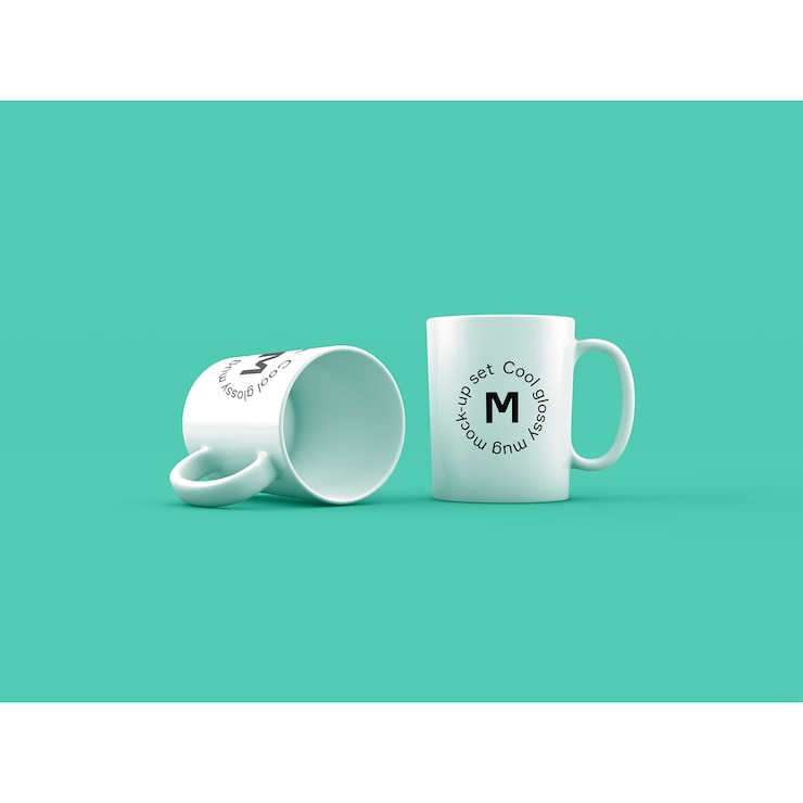 PSD twee mokken op groene achtergrond mock up