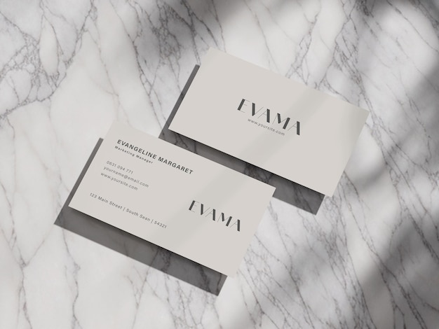 Twee ongerepte visitekaartjes op een glad marmeren oppervlak, perfect voor een geavanceerde branding.
