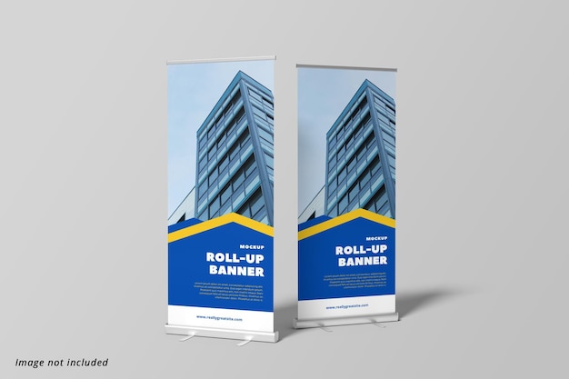 Twee roll-up banners met links een gebouw