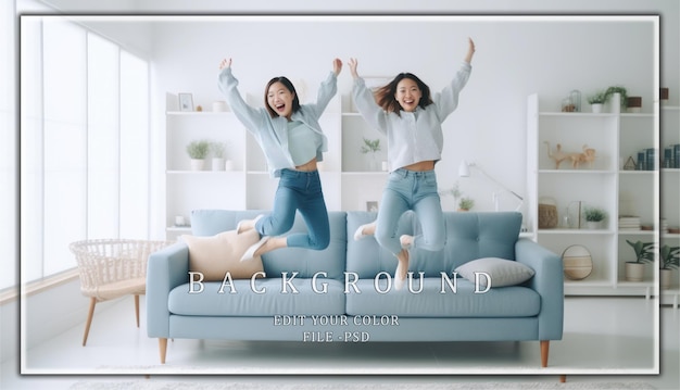 兩個快樂的女人在現代客廳的沙發上跳躍