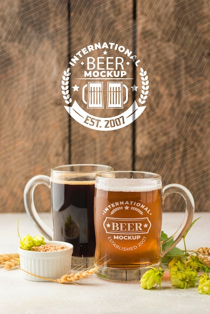 Due pinte di birra mock-up con orzo