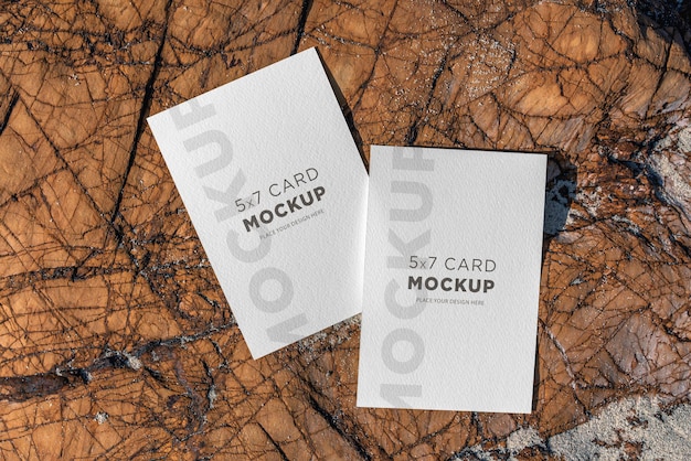 갈색 나무 껍질에 두 개의 흰색 카드
