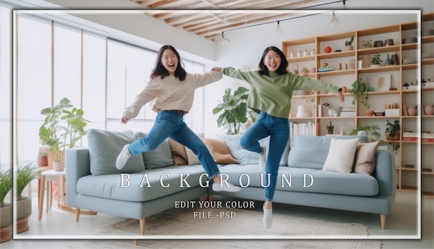 兩個年輕女人在現代客廳跳躍和娛樂