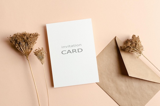 Uitnodiging of wenskaartmodel met envelop en decoraties voor droge planten