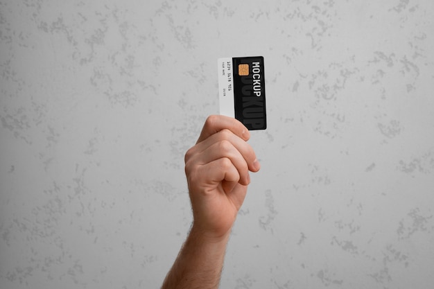 Uitzicht van de persoon die het mock-up-ontwerp van de creditcard gebruikt