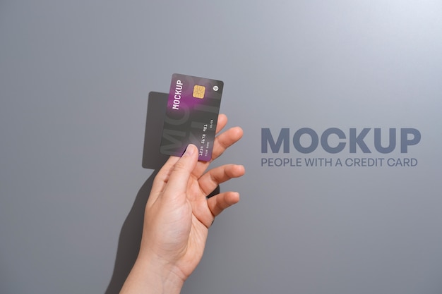 PSD uitzicht van de persoon die het mock-up-ontwerp van de creditcard gebruikt