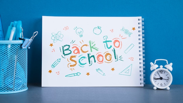 Układ z napisem „powrót do szkoły” na notatniku