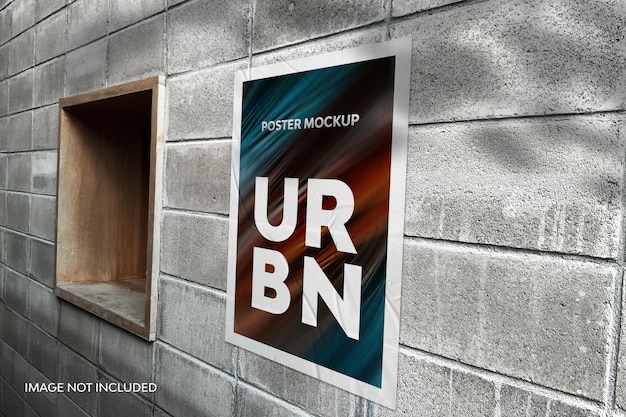 Mockup di poster urbano con effetto incollato su muro di cemento