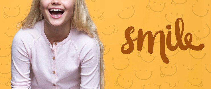 PSD uśmiech cute młoda dziewczyna z blond włosami