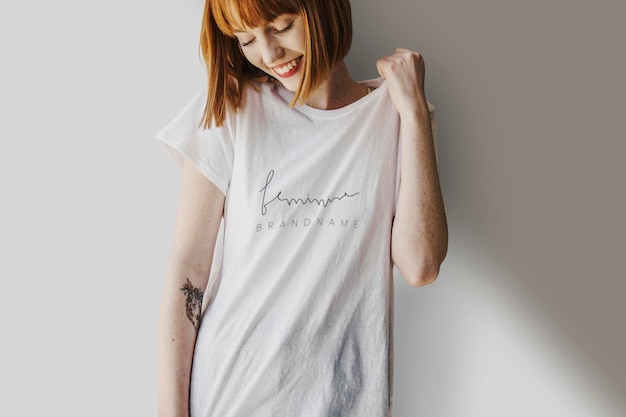 Uśmiechnięta kobieta ubrana w makieta z białym t-shirtem z sitodruku